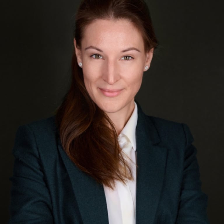 Isabelle Gengler - woman / female doctor in  
